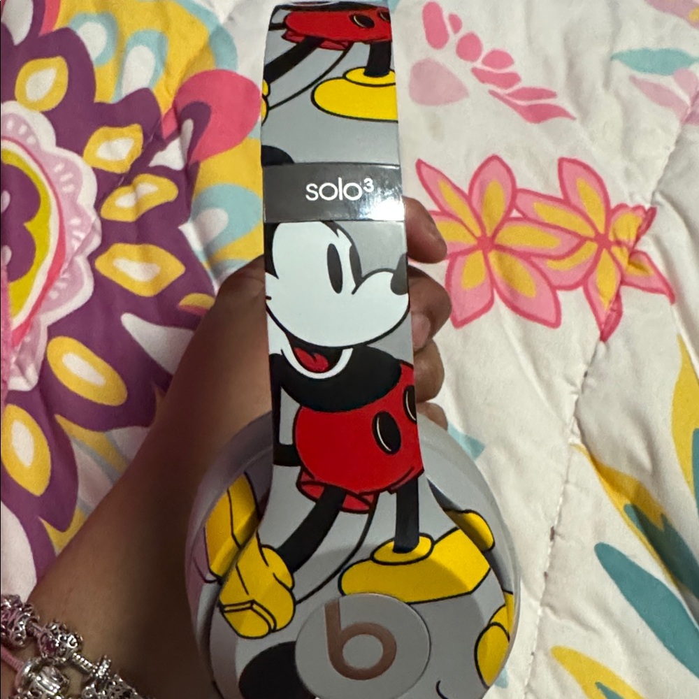 Beats Mickey 90th anniversary headphones - Picture 3 of 11